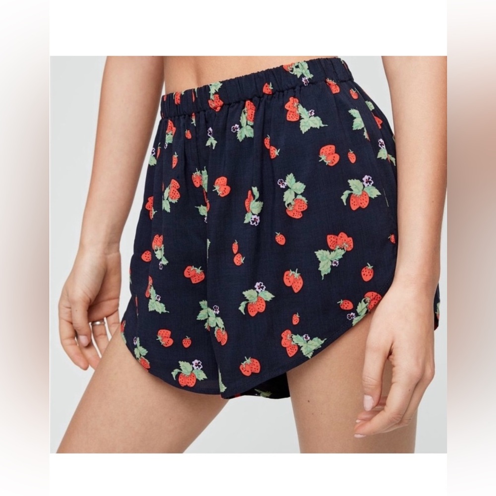 Aritzia Sunday Best Shorts 🍓